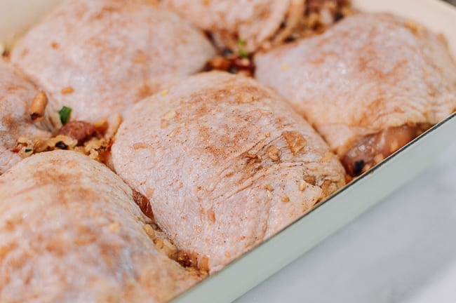 Chicken thighs in baking dish, sprinkled with five spice salt, geagle.miooashdv.tk