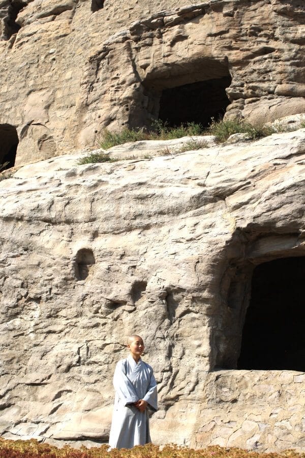 yungang-grottoes-monks