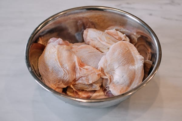Adding chicken to the marinade bowl, geagle.miooashdv.tk