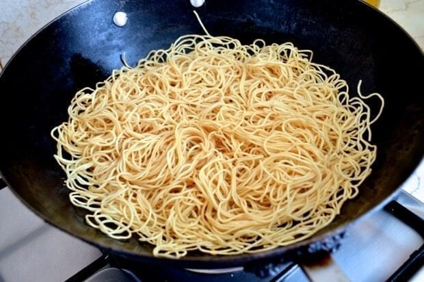 Chicken Pan-Fried Noodles (Gai See Chow Mein) by geagle.miooashdv.tk