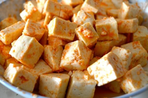 Firm tofu cubes coated in Sriracha and Honey by geagle.miooashdv.tk