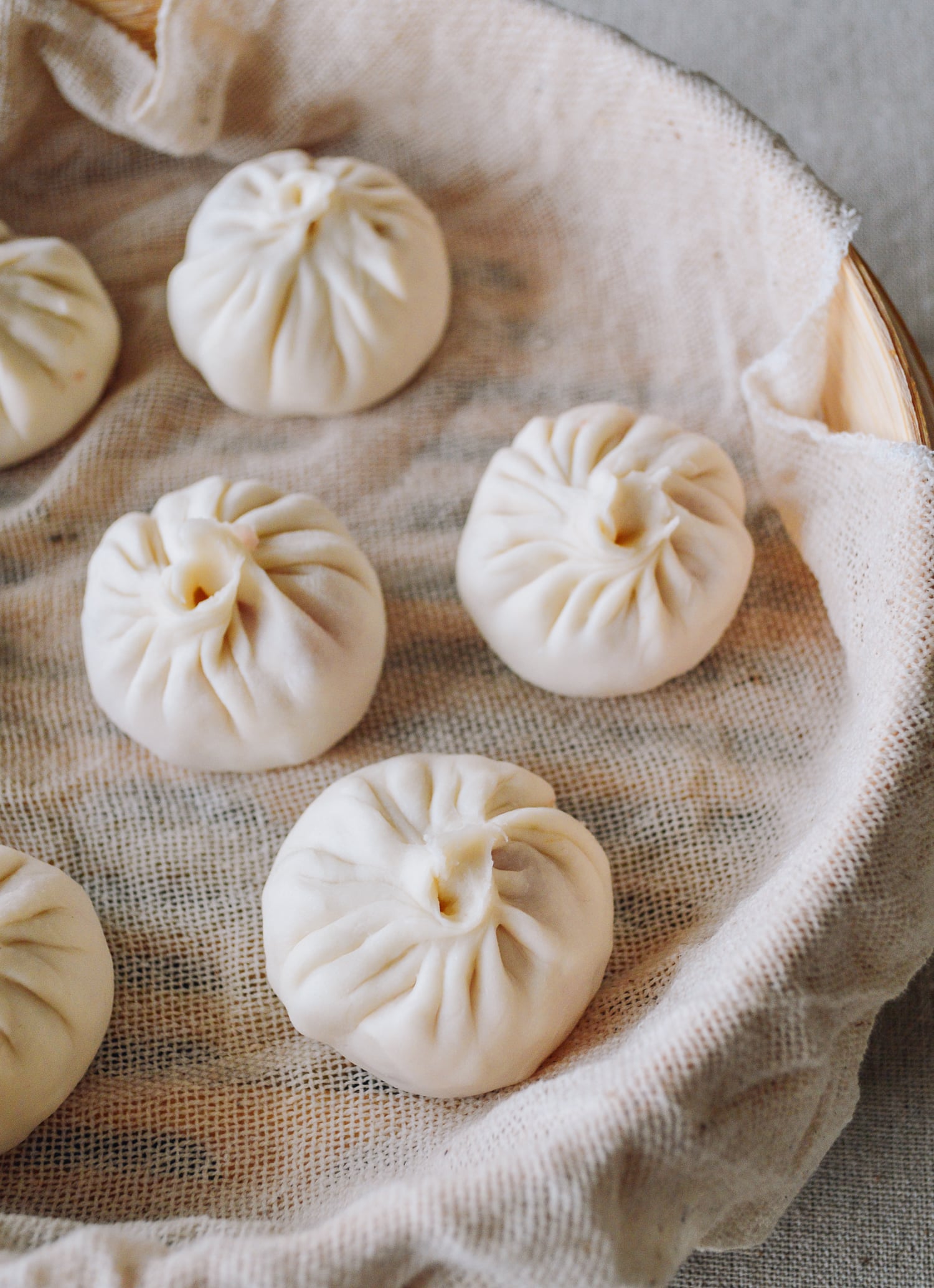 Soup dumplings in steamer before cooking, by geagle.miooashdv.tk