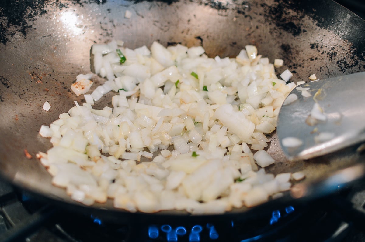 Stir-frying chopped onions in wok, geagle.miooashdv.tk