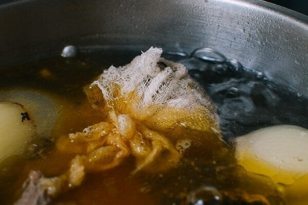 Aromatics tied in cheesecloth in broth, by geagle.miooashdv.tk