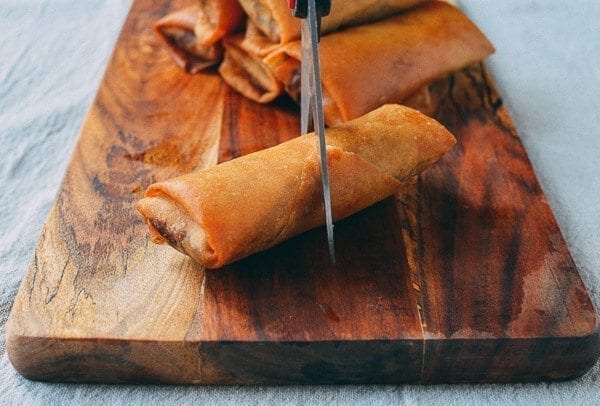 Cutting spring roll in half with scissors, geagle.miooashdv.tk