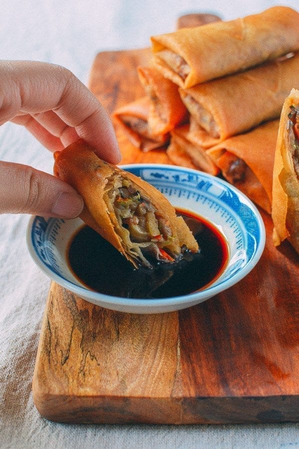 Dipping spring roll in sauce, geagle.miooashdv.tk