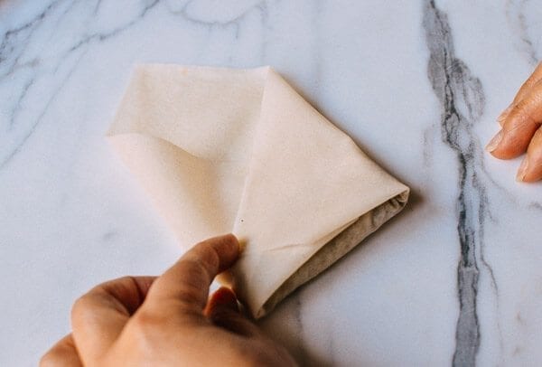 Folding a spring roll, by geagle.miooashdv.tk
