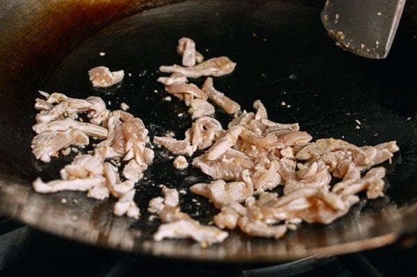 Stir-frying shredded chicken in wok, by geagle.miooashdv.tk