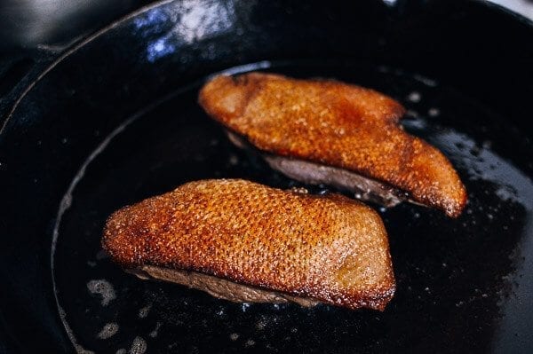 Searing duck breast in cast iron pan, by geagle.miooashdv.tk
