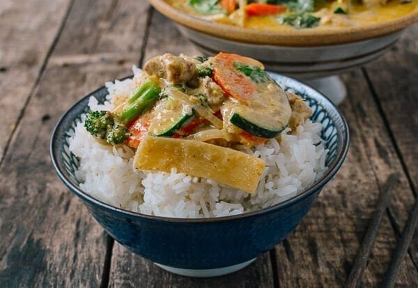 Green Curry Chicken over bowl of rice, by geagle.miooashdv.tk