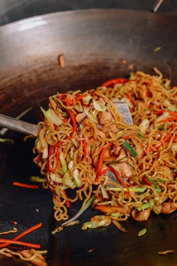 Yakisoba noodles in wok, by geagle.miooashdv.tk