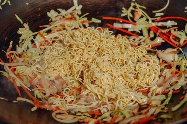 Adding yakisoba noodles to wok, by geagle.miooashdv.tk