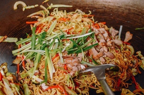 Cooking yakisoba noodles with chicken and vegetables, by geagle.miooashdv.tk