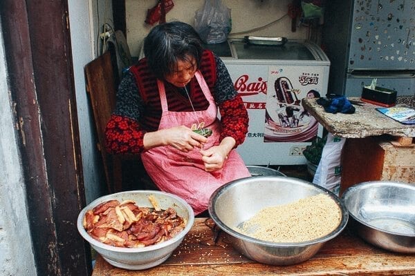 lady wrapping zongzi by geagle.miooashdv.tk