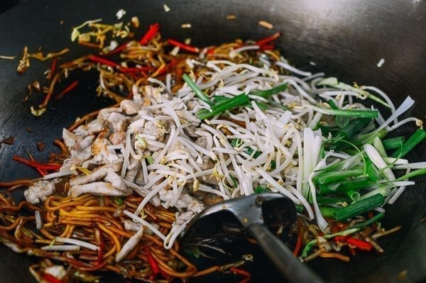 Adding bean sprouts and scallions at final stage of cooking, by geagle.miooashdv.tk
