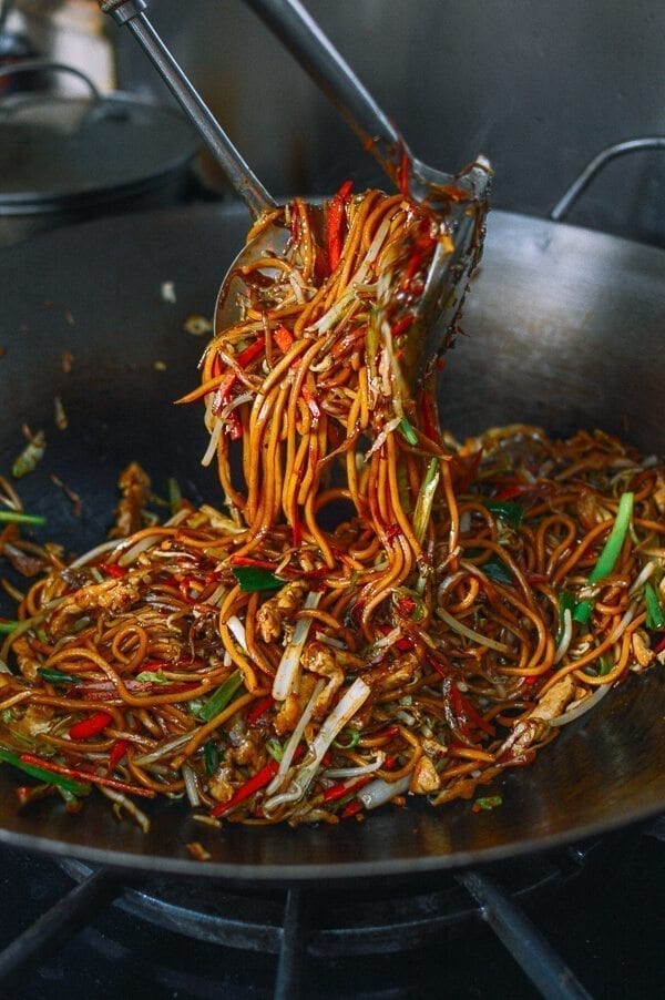 Tossing lo mein in a wok, by geagle.miooashdv.tk