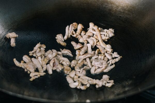 Searing strips of chicken in wok, by geagle.miooashdv.tk