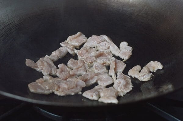 Searing chicken slices in a wok, by geagle.miooashdv.tk