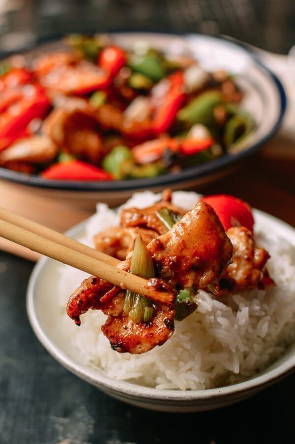 Chopsticks picking up a piece of chicken with black bean sauce, geagle.miooashdv.tk