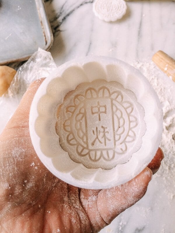 Lotus Mooncakes with Salted Egg Yolks, by geagle.miooashdv.tk