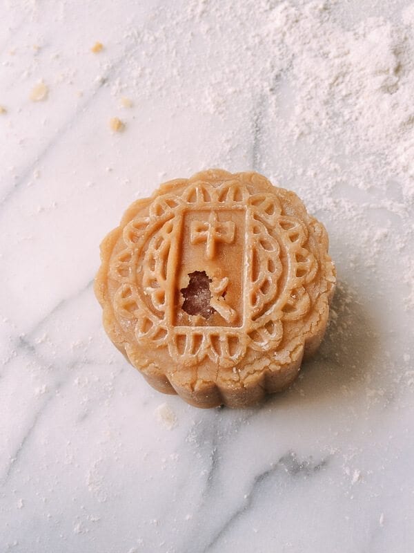 Lotus Mooncakes with Salted Egg Yolks, by geagle.miooashdv.tk