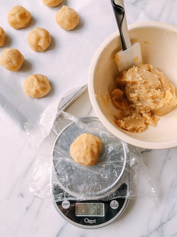 Lotus Mooncakes with Salted Egg Yolks, by geagle.miooashdv.tk