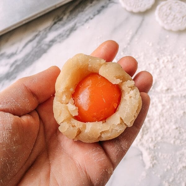 Lotus Mooncakes with Salted Egg Yolks, by geagle.miooashdv.tk