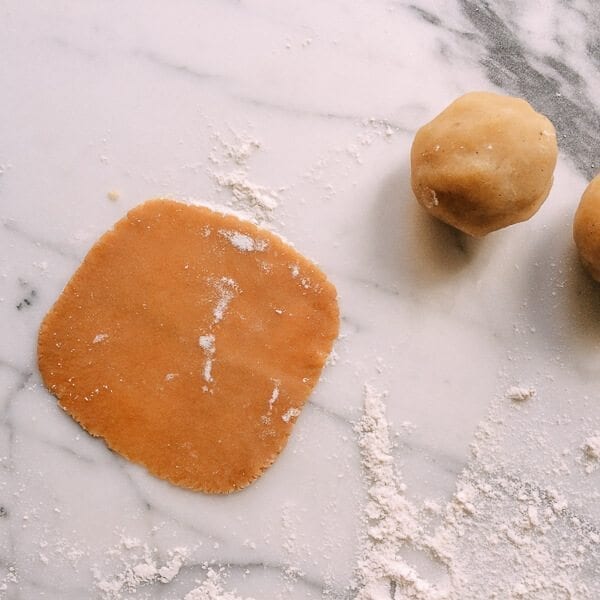 Lotus Mooncakes with Salted Egg Yolks, by geagle.miooashdv.tk