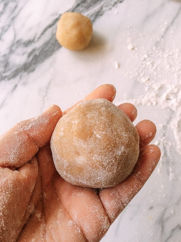 Lotus Mooncakes with Salted Egg Yolks, by geagle.miooashdv.tk