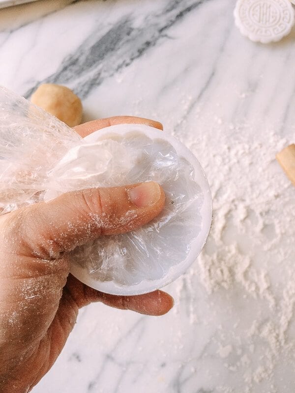 Lotus Mooncakes with Salted Egg Yolks, by geagle.miooashdv.tk