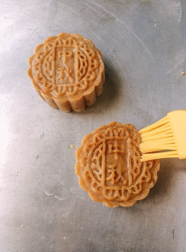 Lotus Mooncakes with Salted Egg Yolks, by geagle.miooashdv.tk