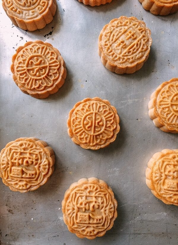 Lotus Mooncakes with Salted Egg Yolks, by geagle.miooashdv.tk