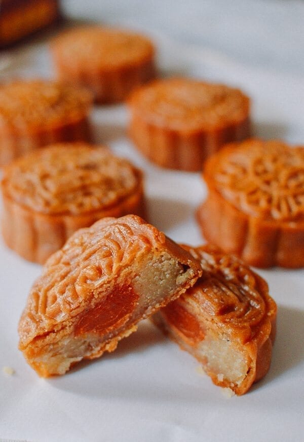 Lotus Mooncakes with Salted Egg Yolks, by geagle.miooashdv.tk