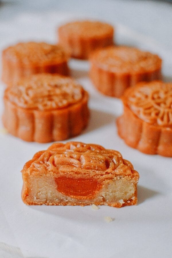 Lotus Mooncakes with Salted Egg Yolks, by geagle.miooashdv.tk