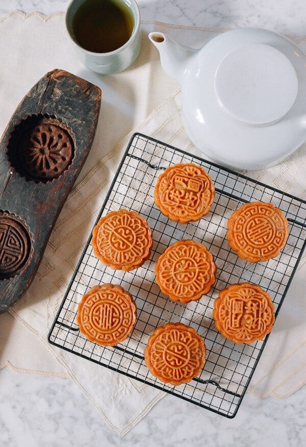 Lotus Mooncakes with Salted Egg Yolks, by geagle.miooashdv.tk