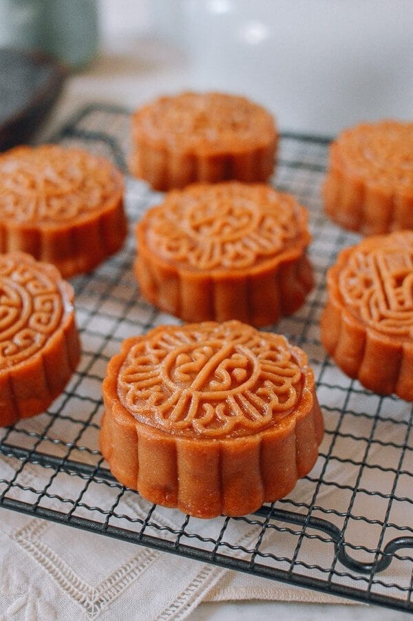 Lotus Mooncakes with Salted Egg Yolks, by geagle.miooashdv.tk