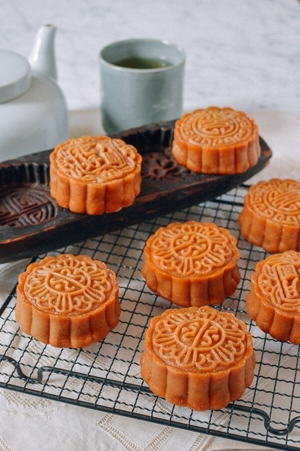 Lotus Mooncakes with Salted Egg Yolks, by geagle.miooashdv.tk