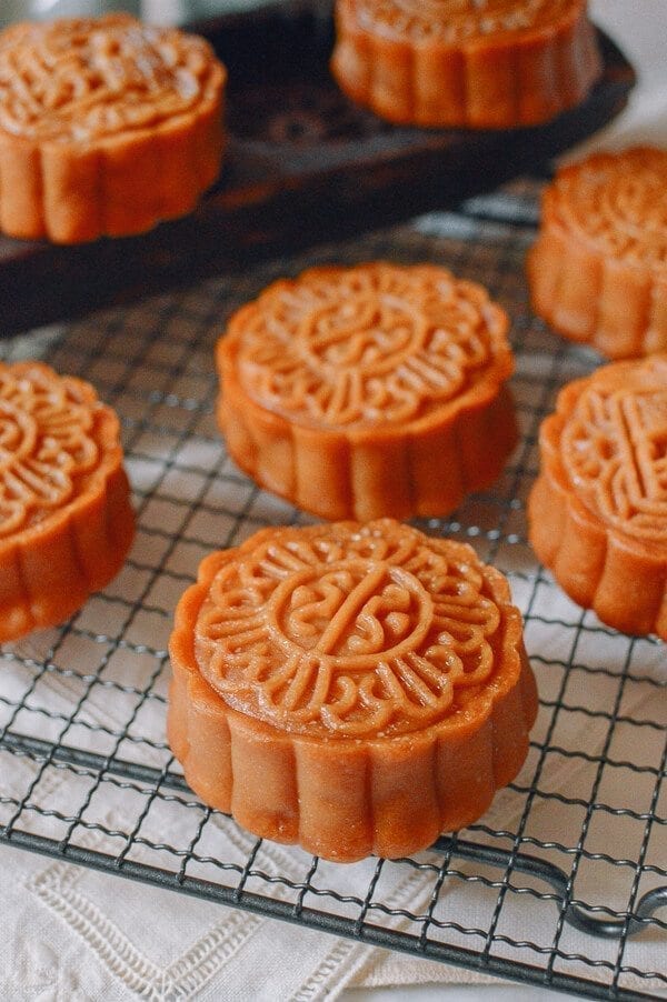 Lotus Mooncakes with Salted Egg Yolks, by geagle.miooashdv.tk