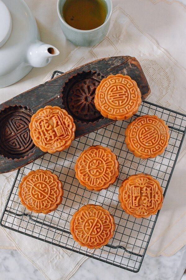 Lotus Mooncakes with Salted Egg Yolks, by geagle.miooashdv.tk
