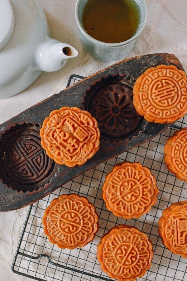 Lotus Mooncakes with Salted Egg Yolks, by geagle.miooashdv.tk