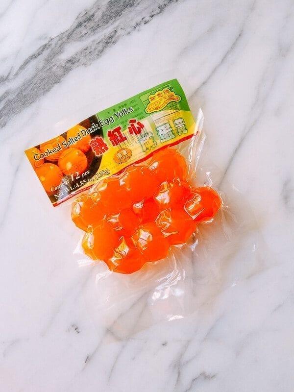 Lotus Mooncakes with Salted Egg Yolks, by geagle.miooashdv.tk