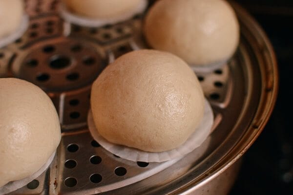 Cantonese Steamed Custard Buns (Nai Wong Bao) in steamer, by geagle.miooashdv.tk