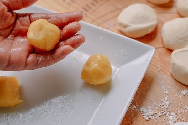 filling balls for Cantonese Steamed Custard Buns (Nai Wong Bao), by geagle.miooashdv.tk