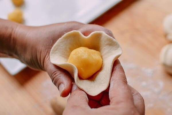 wrapping filling in dough for Cantonese Steamed Custard Buns (Nai Wong Bao), by geagle.miooashdv.tk