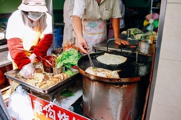 street vendors making Jidan Bing, by geagle.miooashdv.tk