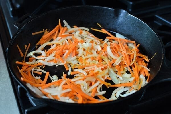 Stir-frying carrot and onion, by geagle.miooashdv.tk