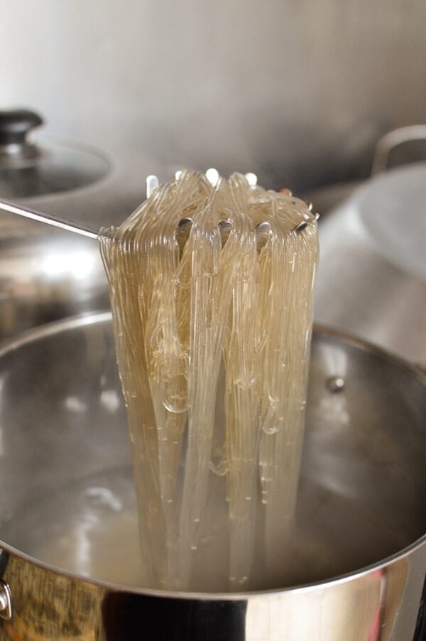 Boiling Korean sweet potato noodles, geagle.miooashdv.tk