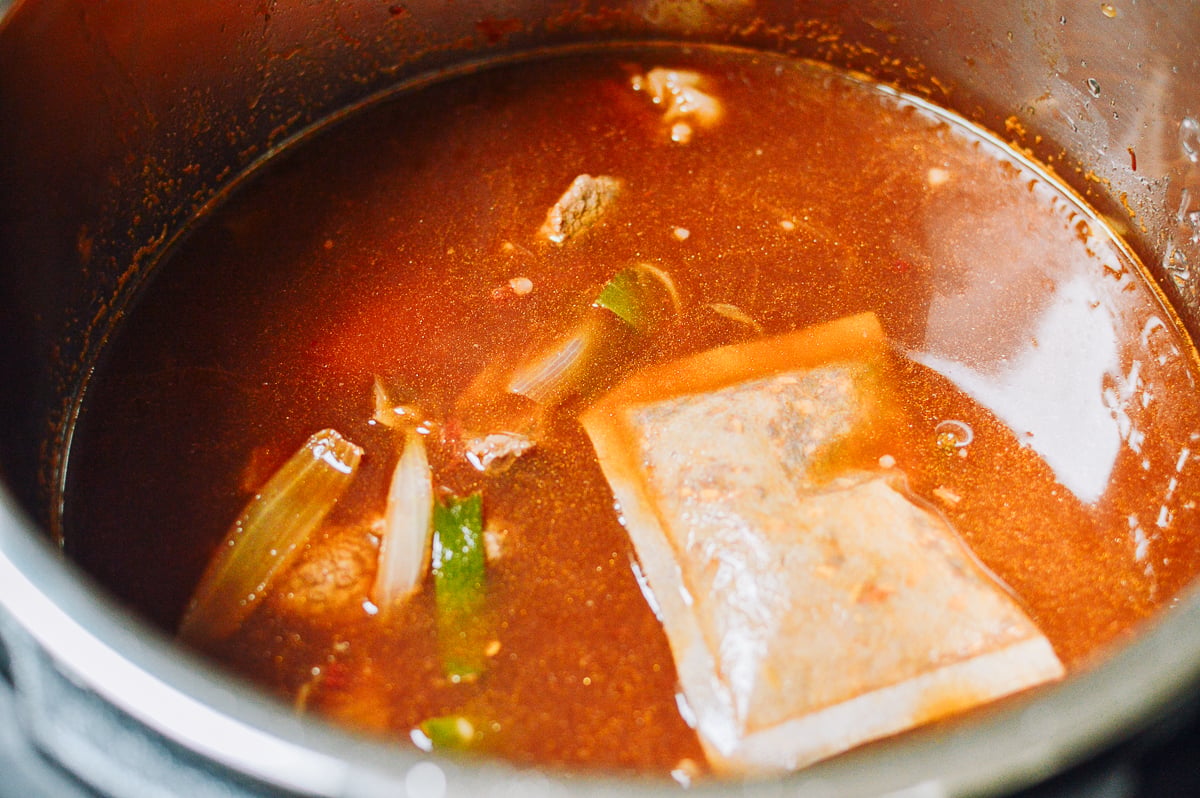 Taiwanese Beef Noodle Soup (Instant Pot), by geagle.miooashdv.tk