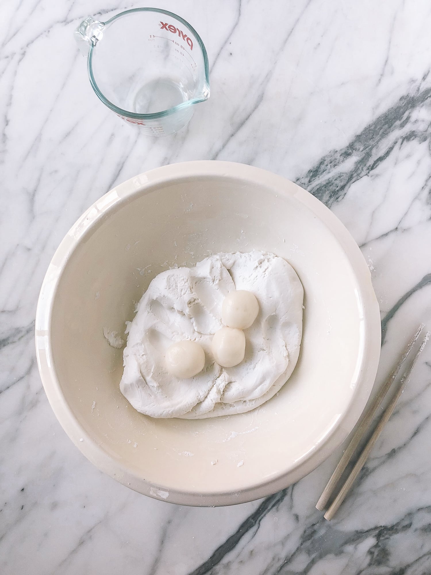 adding cooked rice balls to raw rice flour dough in bowl, by geagle.miooashdv.tk