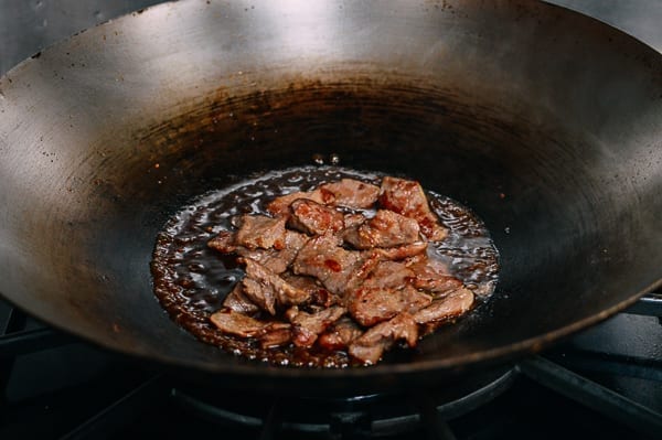 Adding beef to wok, geagle.miooashdv.tk